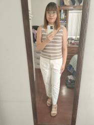 Outfit propio: Top beige con rayas blancas + pantalón de vestir blanco.