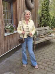 Verschiedene Ü50 Outfits unter anderem in Buttergelb