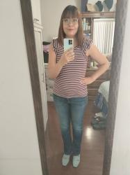 Outfit propio: Camiseta vino con rayas azul bajito + jeans azul fuerte deslavado.