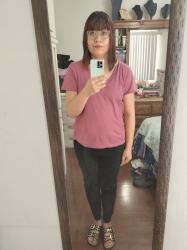 Outfit propio: Camiseta rosa de cuello V + jeans negros.
