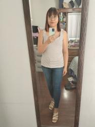 Outfit propio: Blusa rayada sin mangas + jeans azul oscuro.