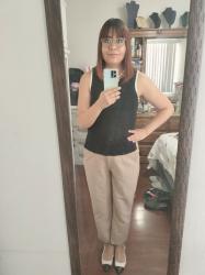 Outfit propio: Blusa negra con blanco de punto + pantalón beige.