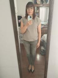 Outfit propio: Camiseta gris + jeans pitillo grises.