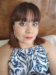 Maquillaje de ojos azul y dorado.