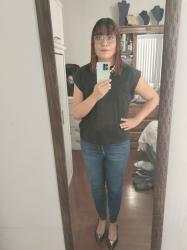 Outfit propio: Camiseta negra + jeans azul oscuro.