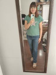 Outfit propio: Camiseta turquesa con estampado de estrella + jeans azul clásico.