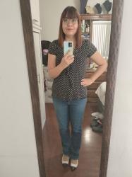 Outfit propio: Blusa negra de bolitas blanca + jeans azul clásico.