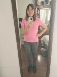 Outfit propio: Camiseta rosa + pantalón de cuadros gris.