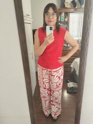 Outfit propio: Blusa roja + pantalón rojo/blanco de flores.