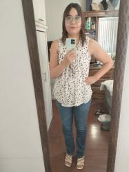 Outfit propio: Blusa blanca de pajaritos + jeans azul clásico.