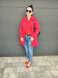 Wiosenna stylizacja z prostymi jeansami i czerwonym trenczem 