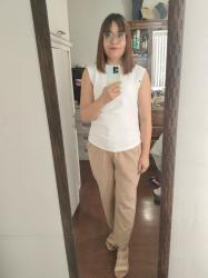 Outfit propio: Blusa blanca + pantalón beige.
