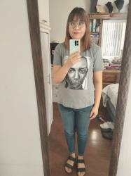 Outfit propio: Camiseta gris con estampado de modelo+ jeans azul fuerte.