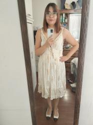 Outfit propio: Vestido blanco con detalles dorados.