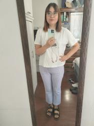 Outfit propio: Camiseta blanca con estampado de figurín + pantalones a cuadros blanco/lila.