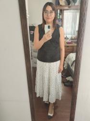 Outfit propio: Blusa o top negro + falda blanca de bolitas negras.