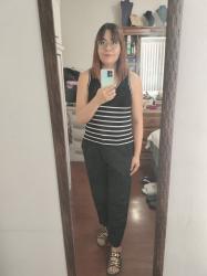 Outfit propio: Top negro con rayas blancas + pantalón negro.