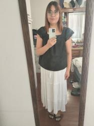 Outfit propio: Blusa negra + falda midi blanca con detalles dorados.