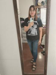 Outfit propio: Camiseta negra de Metallica + jeans azul fuerte.