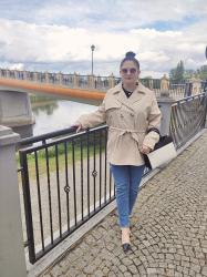 Wiosenna stylizacja z trenczem i jeansami 