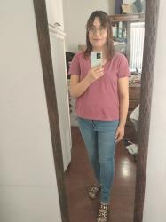 Outfit propio: Camiseta rosa de cuello V + jeans azul bajito.
