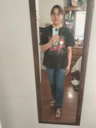 Outfit propio: Camiseta negra con estampado de calaveras + jeans azul fuerte.