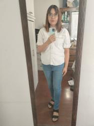 Outfit propio: Camisa blanca de manga corta + jeans azul bajo.