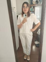 Outfit propio: Camisa blanca con encaje + pantalón blanco de vestir.