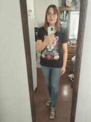 Outfit propio: Camiseta negra con estampado de puma + jeans azul clásico.