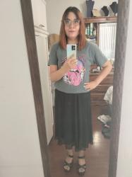 Outfit propio: Camiseta gris con estampado de Rolling Stones + falda negra midi.