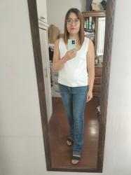Outfit propio: Top blanco + jeans azul fuerte con brillos.