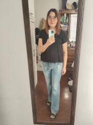 Outfit propio: Camiseta negra + jeans acampanados azul bajito deslavado.