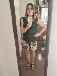 Outfit propio: Blusa negra + short con flores rosas y negras.