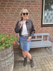 Verschiedene Ü50 Outfits: Boho-Style & Anzugweste in Buttergelb