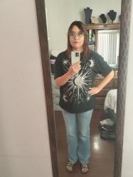 Outfit propio: Camiseta negra de estampado de lunas y estrellas + jeans acampanados azul deslavado.