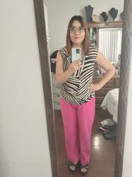 Outfit propio: Blusa de estampado de cebra + pantalón rosa fucsia amplio.
