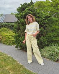 Yellow and white outfit: the chillest colour combo