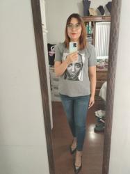 Outfit propio: Camiseta gris con estampado de rostro de modelo + jeans azul fuerte.