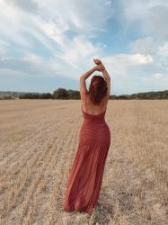 El vestido marrón que cambia las reglas del verano