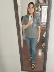 Outfit propio: Camiseta gris que dice Witch + jeans azul clásico.