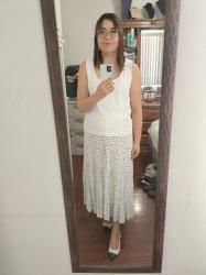 Outfit propio: Top blanco + falda larga blanca de bolitas negras.