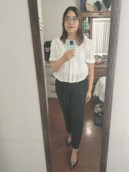 Outfit propio: Camisa blanca de encaje + pantalón negro de vestir.