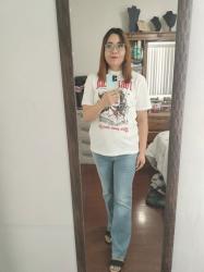 Outfit propio: Camiseta blanca con rojo y estampado de chica vaquera + jeans azul deslavado.