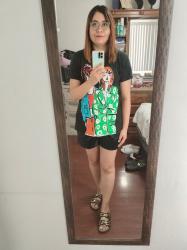 Outfit propio: Camiseta negra con estampado de chicas fashion + short negro satinado.