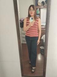 Outfit propio: Top naranja con rayas blancas + jeans amplios azul oscuro.