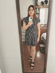 Outfit propio: Vestido negro con pequeñas flores blancas.