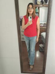 Outfit propio: Blusa roja + jeans acampanados deslavados.
