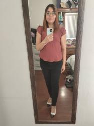 Outfit propio: Blusa rosa con lazo negro + jeans negros.