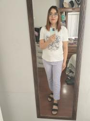 Outfit propio: Camiseta blanca con estampado de flores + pantalones capri a cuadros lila y blanco.