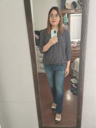 Outfit propio: Blusa azul de topitos + jeans azul clásico.